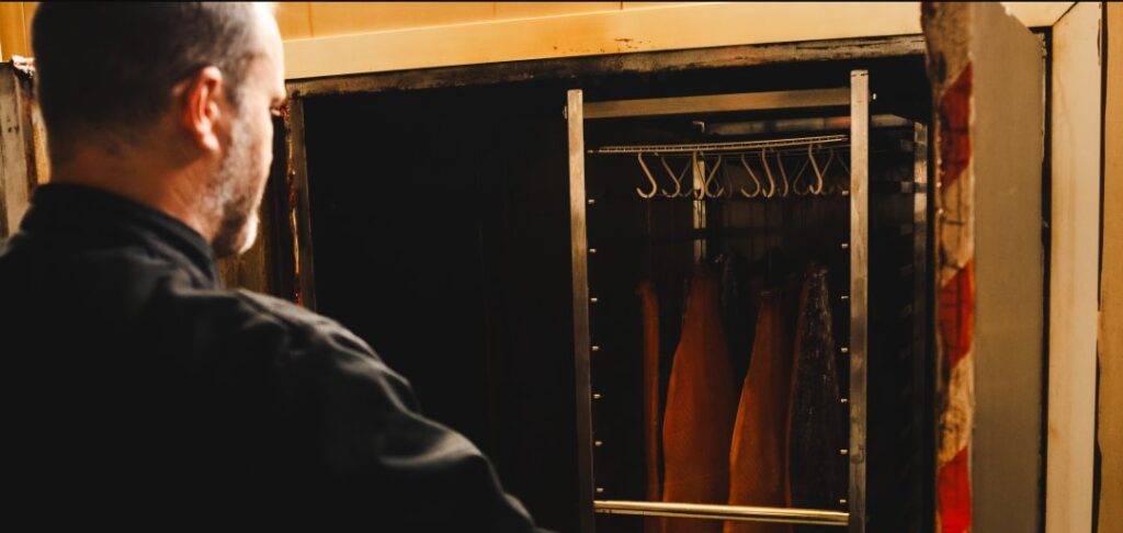 Le poisson est salé et fumé de manière artisanale